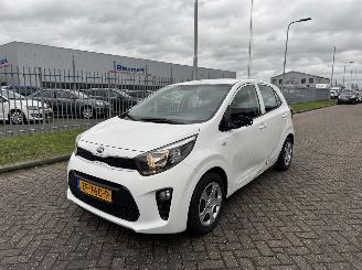 Vaurioauto  passenger cars Kia Picanto 1.0  AIRCO Euro6 2019/5