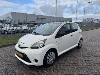 skadebil auto Toyota Aygo 1.0 VVT-i  50Kw AIRCO 2013/8