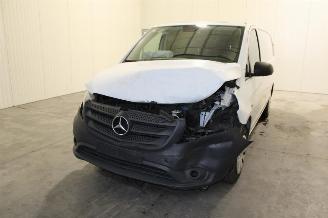 uszkodzony samochody osobowe Mercedes Vito  2021/2
