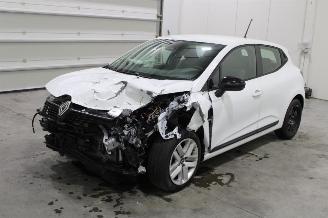 Vaurioauto  passenger cars Renault Clio  2024/6