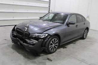Damaged car BMW 3-serie 318 2020/12