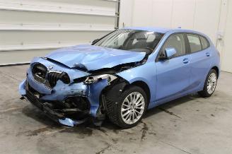 damaged passenger cars BMW 1-serie 118 2020/2
