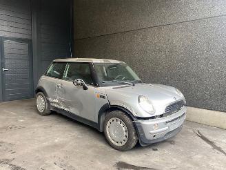 Coche siniestrado Mini One One/Cooper (R50) Hatchback 2001 / 2007 1.6 16V One Hatchback  Benzine 1.598cc 66kW (90pk) FWD 2002/3