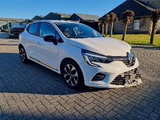 krockskadad bil auto Renault Clio E-Tech Hybrid Navi Airco 2023/1