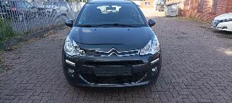Damaged car Citroën C3 1.2-12v 82pk Euro6 Airconditioning CruiseControl Leren-Stuurwiel Mistlampen Led-Dagrijverlichting Radio met kleuren lcd Display Apple CarPlay MirrorLink parkeersensoren achter 4xelek ramen Elektrische-spiegels centrale vergrendeling met afstandsbediening 2016/6