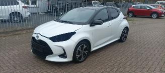 Schadeauto Toyota Yaris 1.5-Hybrid Full-Led Climatecontrol CruiseControl Stoelverwarming stuurwiel met verwarming Keyless entry Apple CarPlay Achteruitrijcamera 2024/11