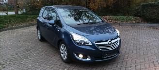 Schadeauto Opel Meriva 1.4-Turbo 140pk Automatik Innovation uitvoering Navi Climatecontrol CruiseControl Stoelverwarming stuurwiel met verwarming trekhaak Achteruitrijcamera privacy glas Mistlampen Led-Dagrijverlichting 2016/2
