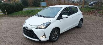 skadebil auto Toyota Yaris Facelift model Edition 1.5VVTI-E Airconditioning stoelverwarming Multicolor Display Met Navi voorbereiding Achteruitrijcamera Regensensor Licht assistent Drivelane assistent Leren multi stuurwiel Mistlampen 15-inch Toyota velgen 2017/10