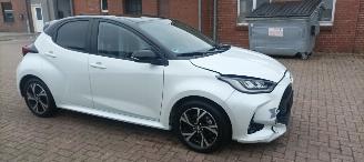 uszkodzony samochody osobowe Toyota Yaris Bj:11-2024 Black& White Edition 1.5-Hybrid Climatecontrol CruiseControl Stoelverwarming Lichtautomaat Privacyglas Full-Led koplampen Apple Car Android Systeem Inductie laadstation Stuurwiel met verwarming Achteruitrijcamera 4xelek ramen 2024/11