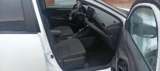 Toyota Yaris Bj:11-2024 Facelift hybrid Digitaal Cockpit full-Led Climatecontrol CruiseControl Stoelverwarming Lichtautomaat Privacyglas Apple CarPlay MirrorLink Achteruitrijcamera Bi-Color pearl metallic picture 21