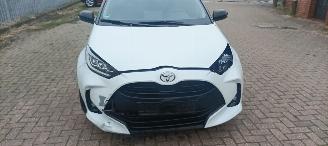 Toyota Yaris Bj:11-2024 Facelift hybrid Digitaal Cockpit full-Led Climatecontrol CruiseControl Stoelverwarming Lichtautomaat Privacyglas Apple CarPlay MirrorLink Achteruitrijcamera Bi-Color pearl metallic picture 10