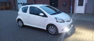 krockskadad bil auto Toyota Aygo 1.0-VVTi Airconditioning Navigatie Led-Dagrijverlichting Elektrische ramen Centrale vergrendeling met afstandsbediening Radio-Cd 2013/9
