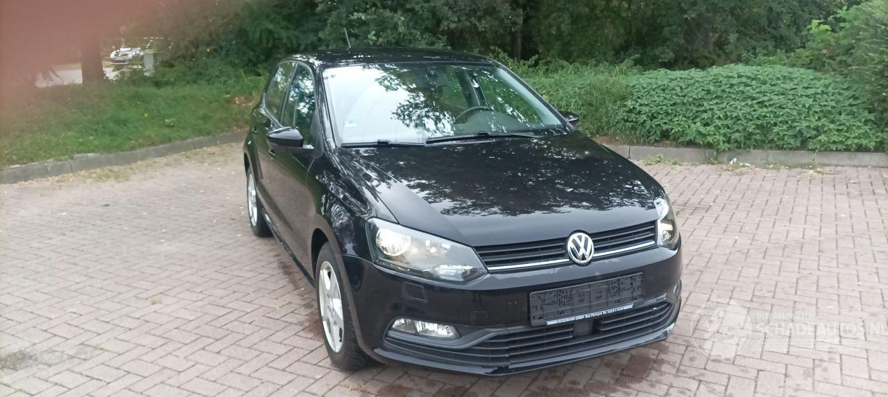 Volkswagen Polo 1.4-TDi Climatecontrol Distance-frontradar Stoelverwarming Leren Stuurwiel Radio met usb Elektrische ramen Elektrische-spiegels met verwarming Centrale vergrendeling met afstandsbediening Start-Stop systeem Euro-6norm