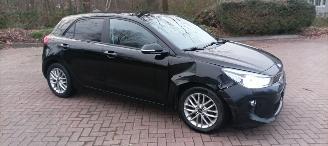 Vaurioauto  passenger cars Kia Rio Dream-Team 1.4 Benzine Automaat Navigatie Climatecontrol Stoelverwarming Lichtautomaat Privacyglas Stuurwiel met verwarming Achteruitrijcamera 2019/11