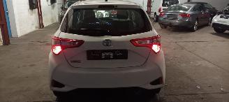 Toyota Yaris 1.5-Dual VVT-I 111pk 6-Versn Airconditioning stoelverwarming Multicolor Touchscreen Display met navi voorbereiding Achteruitrijcamera Mistlampen Toyota velgen Drivelane assistent Licht assistent picture 5