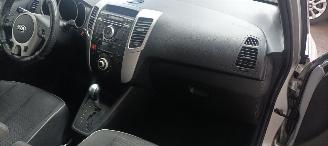 Kia Venga 1.6-16v Automatik Climatecontrol Keyless-entry Stoelverwarming Lichtautomaat Privacyglas armsteun voor en achter Trekhaak Mistlampen 16-inch Kia velgen picture 14