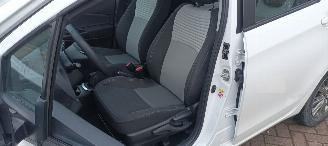 skadebil auto Toyota Yaris Facelift 1.5-VVT-i 111pk 6-bak Airconditioning stoelverwarming Multicolor Touchscreen Display Achteruitrijcamera Lichtautomaat Drivelane assistent leren multistuurwiel mistlampen 15 inch Toyota velgen 2017/10