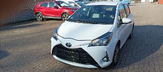  Toyota Yaris Bj: 10-2017 1.5-vvt-i Airconditioning stoelverwarming Multicolor display Regensensor Lichtautomaat Drivelane assistent elektrische ramen Elektrische-spiegels met verwarming Achteruitrijcamera Mistlampen 15inch velgen 2017/10
