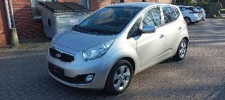  Kia Venga Bj: 8-2013 1.6 Automatik Climatecontrol Keyless-entry Stoelverwarming Lichtautomaat Privacyglas leren stuurwiel armsteun voor en achter Trekhaak Parkeersensoren mistlampen 16 inch velgen 2013/8
