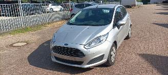 Damaged car Ford Fiesta 1.5-TDCI Airconditioning Led koplampen Parkeersensoren voor en achter Elektrische inklapbare buitenspiegels met verwarming en led verlichting Stoelverwarming Leren stuurwiel met radio bediening 2016/6