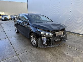 Schadeauto Kia Ceed 1.0 T-GDi MHEV DYNAMICPLUS LINE-AUTOMAAT-NAVI-CAMERA-PDC 2024/2