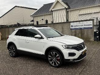 Schadeauto Volkswagen T-Roc 2.0 TSI 190Pk 4Motion DSG Sport Pano Beats 2017/11
