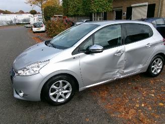 damaged passenger cars Peugeot 208 1.2 e-VTI STYLE AUTOMAAT 5 DEURS 2014/10