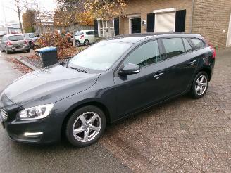 Schadeauto Volvo V-60 2.0 D4 KINETIC CLIMA NAVI 2014/10