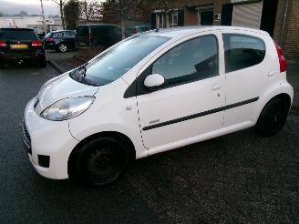 Schadeauto Peugeot 107 1.0-12V MILLESIM 200 AIRCO 2011/4