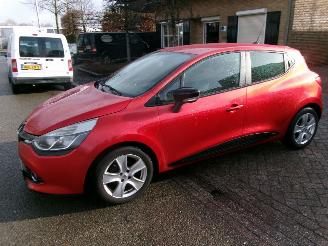 damaged passenger cars Renault Clio 0.9 TCE COLEECTION AIRCO NAVI GEEN SCHADE 2013/2