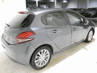 Peugeot 208  picture 9
