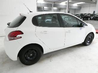 Peugeot 208 1.2 picture 8