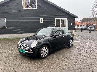 Schadeauto Mini  Pano Airco APK maart 2027 geen schade 2003/5