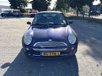 damaged passenger cars Mini Cooper 1.6 16V Cooper Hatchback  Benzine 1.598cc 85kW (116pk) FWD 2004/9