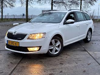 Vaurioauto  passenger cars Skoda Octavia 1.6 TDI Greenline 16V Combi/o 4Dr Diesel 1.598cc 81kW (110pk) FWD 2013-05/2020-07  CRKB 2014/10