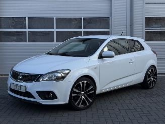 damaged passenger cars Kia Cee d Pro Cee\'d 1.4 CVVT Seven 2011/2