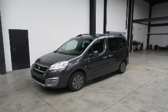 uszkodzony samochody osobowe Peugeot Partner TEPEE 2017/6