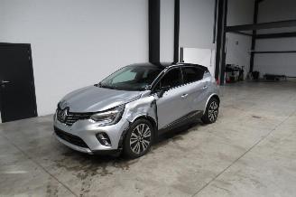 Vaurioauto  passenger cars Renault Captur INITIALE 2022/3