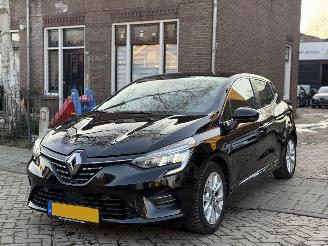 krockskadad bil auto Renault Clio 1.6 E-Tech Hybrid 140 Intens AUTOMAAT 2021/1