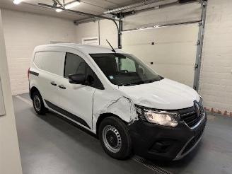 krockskadad bil auto Renault Kangoo  2022/8