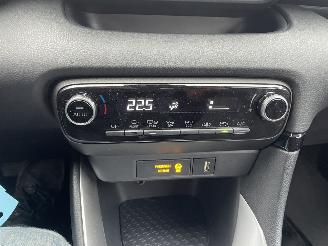 Toyota Yaris 5drs hybrid picture 14