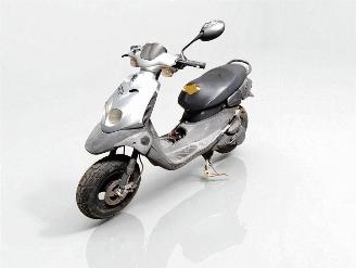 skadebil bromfiets Peugeot  50 TREKKER 2004/9