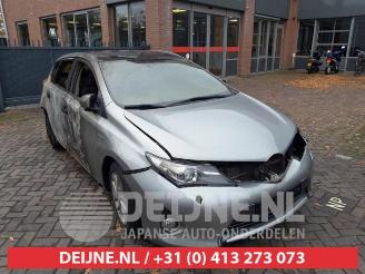 Vrakbiler auto Toyota Auris Auris (E18), Hatchback 5-drs, 2012 / 2019 1.8 16V Hybrid 2015/2