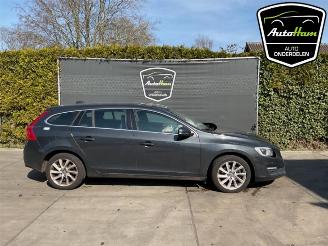 Coche siniestrado Volvo V-60 V60 I (FW/GW), Combi, 2010 / 2018 2.0 D4 16V 2014/11