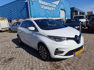 Vaurioauto  passenger cars Renault Zoé INTENSE  51 KW met CCS lader  8000 km technisch probleem HUURBATTERY 2020/6