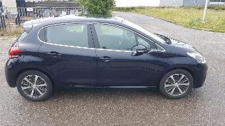 uszkodzony samochody osobowe Peugeot 208 ALLURE  110PK 2019/11